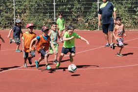 Jungen und Mädchen von vier bis elf Jahren kicken beim Projekt "Sport statt Straße"; Foto: Gstettenbauer