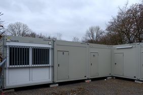 Eine Containeranlage dient als Übergangsvereinsheim für den Verein Schwarz-Weiß 06; Foto: Schaffmeister