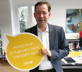 Stadtdirektor Burkhard Hintzsche mit dem Typisierungs-Aufruf der DKMS. (C) Landeshauptstadt Düsseldorf