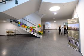 Blick in das Treppenhaus des Erweiterungsneubaus der Gesamtschule Stettiner Straße; Foto: SchaffmeisterLandeshauptstadt Düsseldorf/Uwe Schaffmeister
