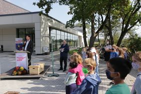 Stadtdirektor Burkhard Hintzsche eröffnete die neue Zweifach-Sporthalle der Franz-Vaahsen-Schule. (Alle Fotos: Ingo Lammert)