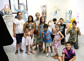 Traditionell findet im "Atelier am Eck" in den Sommerferien das BauKinderKultur-Kunstprojekt für Kinder und Jugendliche mit einer Ausstellung statt. Die Akteurinnen und Akteure präsentierten ihre Werke zum Thema "IchSuperHeldIn". Foto: Wilfried Meyer