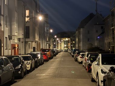 Auf LED umgerüstete Ansatzleuchten Am Straußenkreuz in Eller. Die Laternen dort wurden im Herbst 2025 umgerüstet. Jetzt wird die Umrüstung der Laternen von Gas auf Strom in Eller forgesetzt. Foto: Amt für Verkehrsmanagement