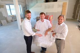 Stadtdirektor Burkhard Hintzsche (M.), Florian Dirszus (l.), stellvertretender Leiter Schulverwaltungsamt, und IPM-Geschäftsführer Dr. Heinrich Labbert in der künftigen Mensa der KGS Fleher Straße. Foto: Gstettenbauer