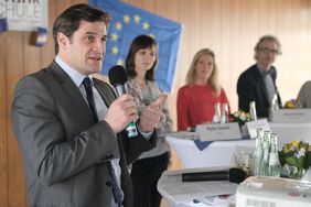 Christian Zaum, Beigeordneter für Recht, Ordnung und Wohnen und stellvertretender Stadtwahlleiter, eröffnet die Podiumsdiskussion mit einem Grußwort. Foto: Gstettenbauer