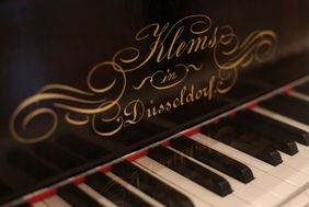 Nach aufwändiger Restaurierung steht der historische Flügel der Firma Klems nun im Heinrich-Heine-Institut; Foto: Ingo Lammert