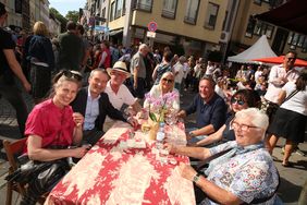 Eingebettet in den autofreien Sonntag fand das Hohe-Straßen-Fest statt. Oberbürgermeister Thomas Geisel und seine Frau Vera statteten dem Fest am Sonntagnachmittag, 15. September, einen Besuch ab. Foto: Ingo Lammert