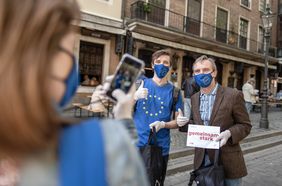 Am Samstag, 16. Mai, verteilten Oberbürgermeister Thomas Geisel und das Europe Direct-Team wiederverwendbare Masken in der Altstadt; Foto: Lars Heidrich
