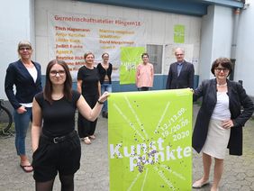 (Vorne v. l.) Künstlerin Beatrice Richter, Kulturamtsleiterin Marianne Schirge, (hinten v.l.), die Künstlerinnen Susanne Müller-Kölmel, Judith Funke, Claudia Rottsahl-Schwachhöfer, Tilch Hagemann und Dezernent Hans-Georg Lohe; Foto: Wilfried Meyer