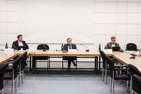 OB Thomas Geisel (M.), Ordnungsdezernent Christian Zaum (l.) und Gesundheitsamtsleiter Dr. Klaus Göbels stellten das Konzept des Stufenplans mit den dazugehörigen Maßnahmen vor.