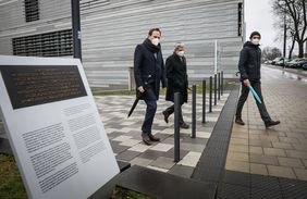 Der Gedenkgang führte zum ehemaligen Güterbahnhof, über die Münster- und die Yorckstraße bis zum Holocaust-Mahnmal, Ecke Toulouser Allee/Marc Chagall-Straße. Im Bild: (v. r.) OB Dr. Keller, Dr. Horowitz und Dr. Schröder; Foto: Melanie Zanin