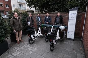 Stellten Einzelheiten zum Lastenradautomaten vor: (v.r.) Mobilitätsdezernent Jochen Kral, Rolf Neumann und Dr. David Rüdiger (beide CMD) sowie Roland Redmer und Frank Hiller (beide SWD). Foto: Michael Gstettenbauer