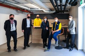 V.l.: Stadtdirektor Burkhard Hintzsche, Oberbürgermeister Dr. Stephan Keller, Kai Peper, Ikea Düsseldorf, Miriam Koch, Leiterin Amt für Migration und Integration, Holger Diekneite, Ikea Düsseldorf, und Zeki Anter, Solidare Real Estate Group. Foto: LHD/Zanin