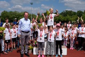 Oberbürgermeister Dr. Stephan Keller nahm die Siegerehrung der Gewinner des Petit départ im Sportpark Niederheid vor, © Landeshauptstadt Düsseldorf/Uwe Schaffmeister