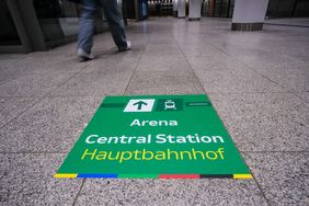 Vorbereitet auf die EM: Mehr als 100 Aufkleber auf dem Boden, an den Säulen und Wänden weisen in der Heinrich-Heine-Passage den erwarteten internationalen Gästen zusätzlich den Weg. Foto: Michael Gstettenbauer
