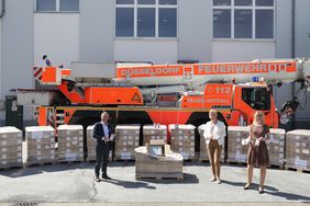 Oberbürgermeister Thomas Geisel mit Marion Bock (Mitte), Geschäftsführerin der Galderma Labatorium GmbH, und Theresa Winkels