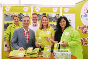 Am Radschlag-Stand des städtischen Amtes für Verkehrsmanagement (von links): Katja Rosch, Oberbürgermeister Thomas Geisel, Ingo Pähler, Claudia Wego und Verkehrsdezernentin Cornelia Zuschke