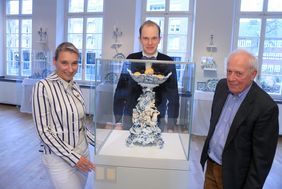Präsentieren die Ausstellung "Zum Heulen schön! Meissener Zwiebelmuster in seiner ganzen Vielfalt (1730 bis 1888)": (v.l.) Daniela Antonin, Wilko Beckmann und Sammler Hartmut Lubcke; Foto: Ingo Lammert