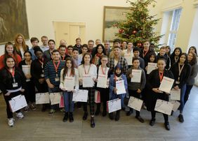 34 frisch ausgebildete Fahrzeugbegleiter von der Benzenberg Realschule und der Joseph-Beuys-Gesamtschule haben jetzt ihre Urkunden im Rathaus erhalten. Foto: Wilfried Meyer