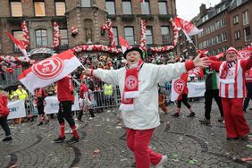 "Unser Rad schlägt um die Welt" - die Karnevalisten in der Landeshauptstadt feiern ihren Rosenmontagszug 2020; Foto: Manie Zanin