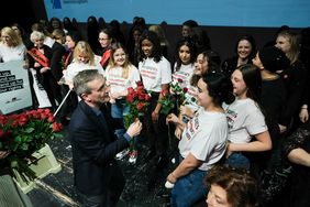 OB Thomas Geisel bedankte sich bei allen Beteiligten persönlich. Er verteilte als Zeichen der Wertschätzung rote Rosen; Foto: Michael Gstettenbauer