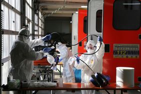 An der Feuerwache Umweltschutz und technischer Dienst an der Posener Straße können 24 Stunden am Tag Einsatzfahrzeuge fachgerecht desinfiziert werden. Fotos: Lammert