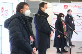 Start der Impfungen in der Merkur Spiel-Arena (v.l.): Stadtdirektor Burkhard Hintzsche, Oberbürgermeister Dr. Stephan Keller, Feuerwehrdezernentin Helga Stulgies und Dr. Carsten König, stell. Vorsitzender KV Nordrhein. Foto: David Young