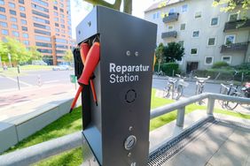 Auch eine Reparaturstation für Fahrräder ist Bestandteil der neuen Mobilitätsstation am Stadttor. Foto: Michael Gstettenbauer