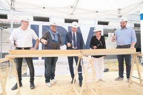 V.l.: Stefan Lindenberg, Projektleiter der Karl Heuck GmbH, Jugendamtsleiter Stephan Glaremin, Stadtdirektor Burkhard Hintzsche, Kita-Leiterin Brigitta Matthies und IPM-Geschäftsführer Michael Köhler, © Landeshauptstadt Düsseldorf/Michael Gstettenbauer