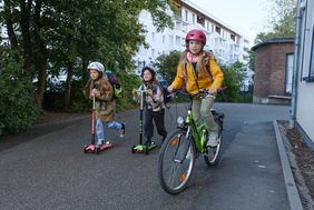 Auch mit dem Roller oder dem Fahrrad gelangen die Schüler allemal gesünder zur Schule als im Auto mit dem so genannten Elterntaxi. Foto: Michael Gstettenbauer