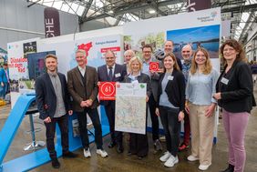 Gruppenbild auf der Cyclingworld Europe am Stand der Radregion und der Landeshauptstadt. Foto: Uwe Schaffmeister
