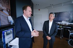 Oberbürgermeister Dr. Stephan Keller (l.) wurden bei seinem Besuch im Showroom von Toto Europe von Geschäftsführer Tatsuhiko Yasaka Produkte präsentiert. Foto: Michael Gstettenbauer