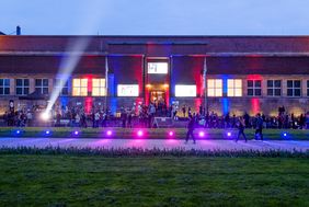 Vor dem NRW-Forum. Foto: Uwe Schaffmeister