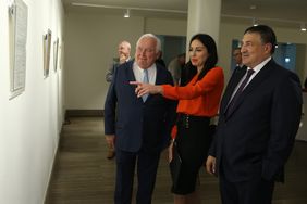 Eröffneten die Ausstellung "Wir bei euch - Miteinander, das 50 Jahre dauert" des serbischen Generalkonsulates: Bürgermeister Friedrich G. Conzen, Generalkonsulin Perin Jaric Branislava und Ivica Toncev, serbischer Staatssekretär (v.l.) Foto: David Youn