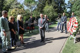 OB Geisel legte am 2. September auf dem Nordfriedhof in Anwesenheit der Familie am Ehrengrab von Joachim Erwin einen Kranz nieder. Fotos: Melanie Zanin