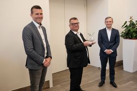 OB Geisel dankte Boris Neisser, Vorstand Destination Düsseldorf, und Klaus Müller, Leiter Strategische Entwicklung und Transformation der Deutschen Telekom, für die Organisation der "Band Aid Jazz Rally & friends". Foto: Gstettenbauer