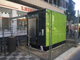 Diese neue grüne Toilettenanlage kann voraussichtlich ab Mitte September genutzt werden. Das Amt für Gebäudemanagement hat auf Höhe der Friedrich-Ebert-Straße 54 eine City-Toilettenanlage aufgestellt. Foto: LHD