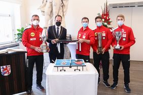 Die Mannschaft von Borussen-Trainer Danny Heister kam mit allen drei Pokalen ins Rathaus und bedankte sich mit einer signierten Miniatur-Tischtennisplatte für den Empfang bei OB Dr. Stephan Keller; Fotos: Zanin