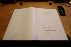 Im Rahmen der Preisverleihung trug sich Michael Verhoeven in das Goldene Buch der Landeshauptstadt Düsseldorf ein; Foto: David Young