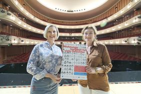 Beigeordnete Miriam Koch (r.) und die geschäftsführende Direktorin der Deutschen Oper am Rhein Alexandra Stampler-Brown mit dem Motiv zum Tag der Wohnungslosen, das in den Düsseldorfer Kulturinstituten ausliegt © Landeshauptstadt Düsseldorf/Michael Gstettenbauer 