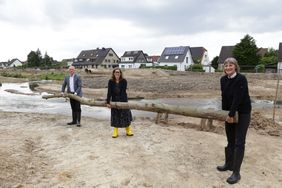 Stadtkämmerin Dorothée Schneider (r.), Janine Mentzen, kaufmännische Betriebsleiterin des SEBD, und Frank Heuner, technischer Betriebsleiter des SEBD, legten ein Totholzelement in die Düssel. Foto: Ingo Lammert