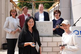 Grundsteinlegung mit OB Dr. Stephan Keller, SWD-Geschäftsführung Klaus Feldhaus und Dr. Eva-Maria Illigen-Günther (jeweils links), Beigeordnete Cornelia Zuschke (v.l.), SWD-Aufsichtsratsvorsitzende Antonia Frey (v.r.) und Bezirksbürgermeistern Dagmar von Dahlen. Foto: SWD/B. Schaller