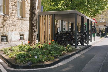 Fahrradabstellanlage am Friedensplätzchen; Fahrräder stehen dort unter einer Überdachung.