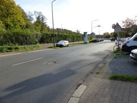 Foto von der Torfbruchstraße und parkenden Autos im Seitenraum ohne Radverkehrsanlage