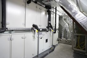 Ein Blick auf die neue Lüftungs- und Klimatechnikanlage, die im Rathaus installiert worden ist; Foto: Lammert