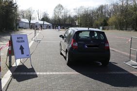 Weiterleitung zum Corona-Test: Nach der Anmeldung im Drive-In-Diagnose-Center geht es im Pkw zum Test ins Diagnose-Zelt; Foto: Ingo Lammert