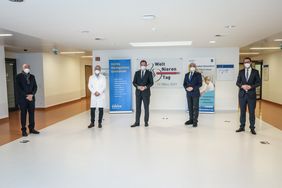 (v.l.) Prof. Dr. med. Werner Kleophas (Vorstand DaVita Deutschland), Dr. med. Matthias Brause, Dr. Stephan Keller, Andreas-Paul Stieber, und Sana-Klinik-Geschäftsführer Michael Weckmann.