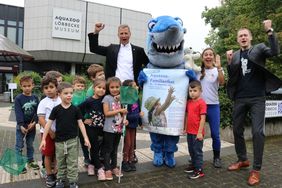 Bürgermeister Josef Hinkel (l.) eröffnete das Aquazoo-Sommerfest mit Aquazoo-Direktor Dr. Jochen Reiter (r.), Silke Heiser von der Weltretterbande und den jungen Forscherinnen und Forschern der Kita Lünener Straße, © Aquazoo Löbbecke Museum