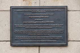 Die neue Gedenktafel erinnert an die Geschichte der Familie Lenzberg im Nationalsozialismus. Foto: Michael Gstettenbauer