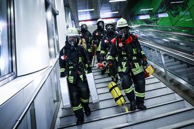 Symbolbild Stoßtrupp der Feuerwehr bei der U-Bahn Brandbekämpfung